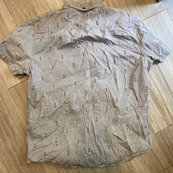 No Retreat Short Sleeve Grey Paisley Button Down Woven Shirt Collar Size M - Picture 4 of 5